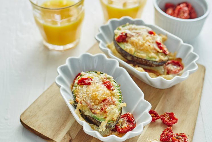 FOOD: Pečené avokádo a červená řepa s tvarůžky