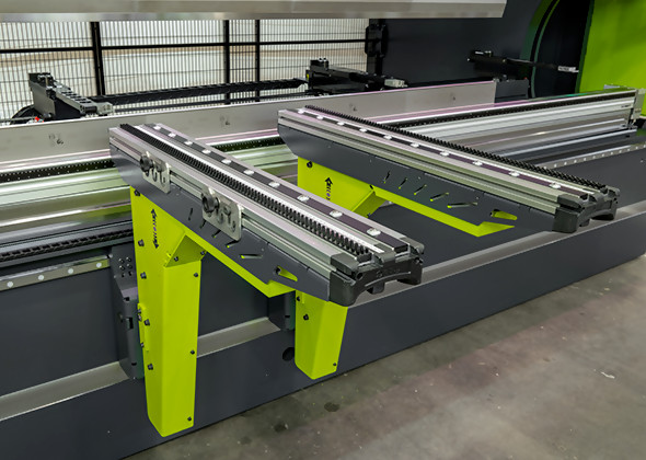 Ohraňovací lisy SafanDarley: přesnost a produktivita jako standard