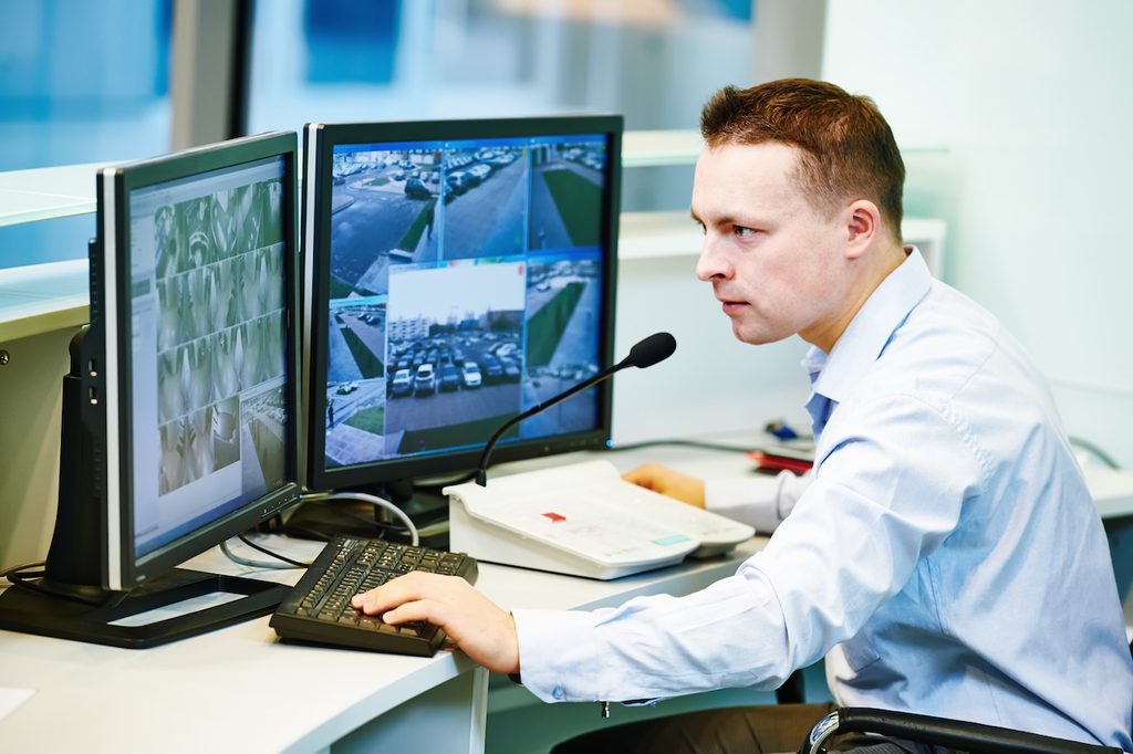 Když branou projde stovka lidí denně aneb Jaké zabezpečení obstojí