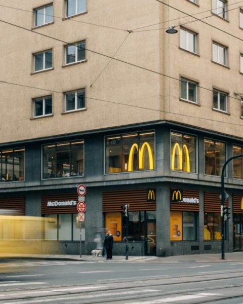 Na Pražských Příkopech na rohu ulic Dlouhá a Revoluční se otevřela restaurace McDonald’s