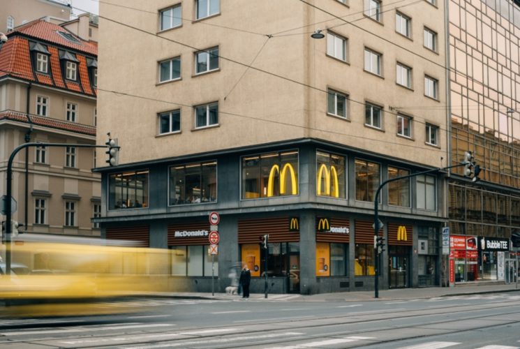 Na Pražských Příkopech na rohu ulic Dlouhá a Revoluční se otevřela restaurace McDonald’s