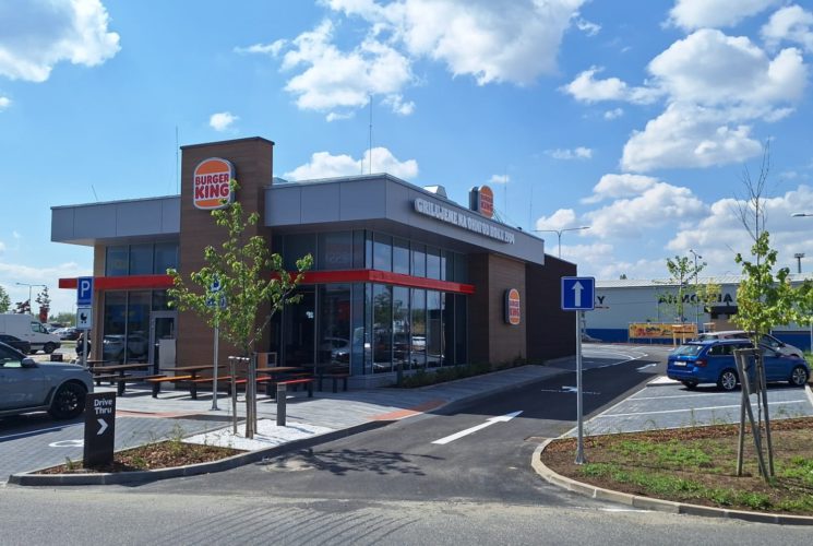 Burger King rozšiřuje drive-thru pobočky otevřením 50. restaurace v Praze-Štěrboholech. Plánuje cílit na rychlostní komunikace