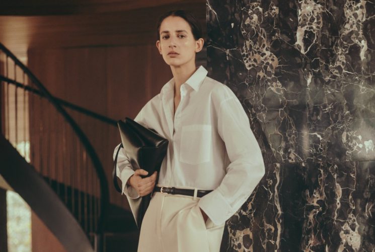 Jak nosit bílou košili. Tři looky pro kancelář i večer