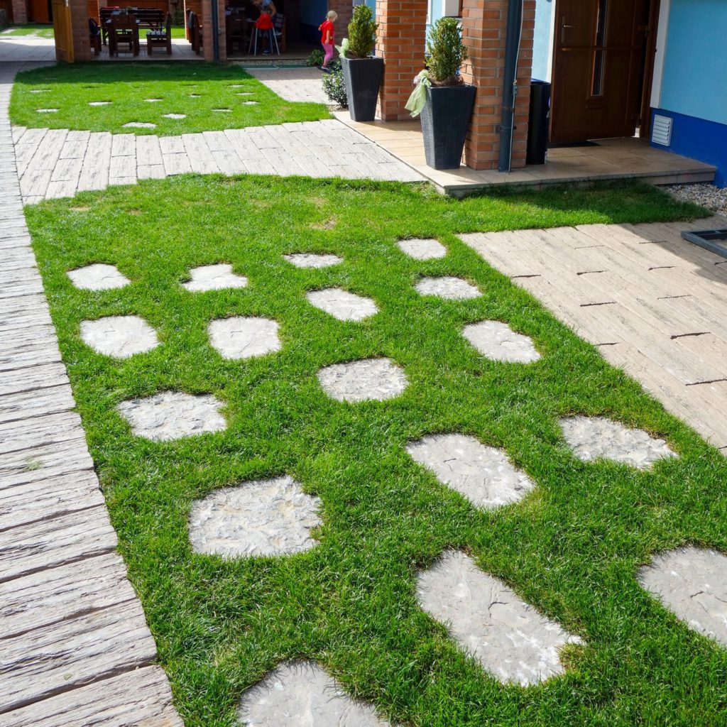 Jak vybrat pro své bydlení moderní a tradiční betonové dlažby