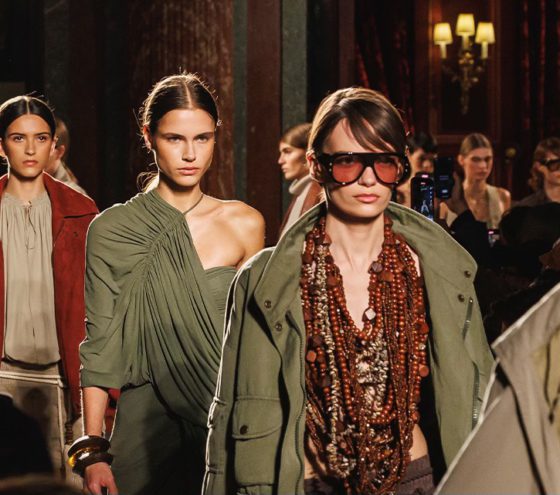 Rovnováha i dotek futurismu. Největší trendy z Pařížského Fashion Weeku