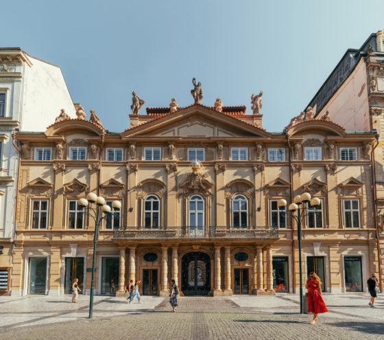 Palác Savarin ožívá. Chanel, Mucha i Piano Bar vracejí centru Prahy noblesu