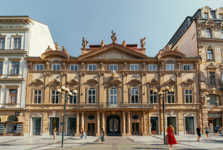 Palác Savarin ožívá. Chanel, Mucha i Piano Bar vracejí centru Prahy noblesu