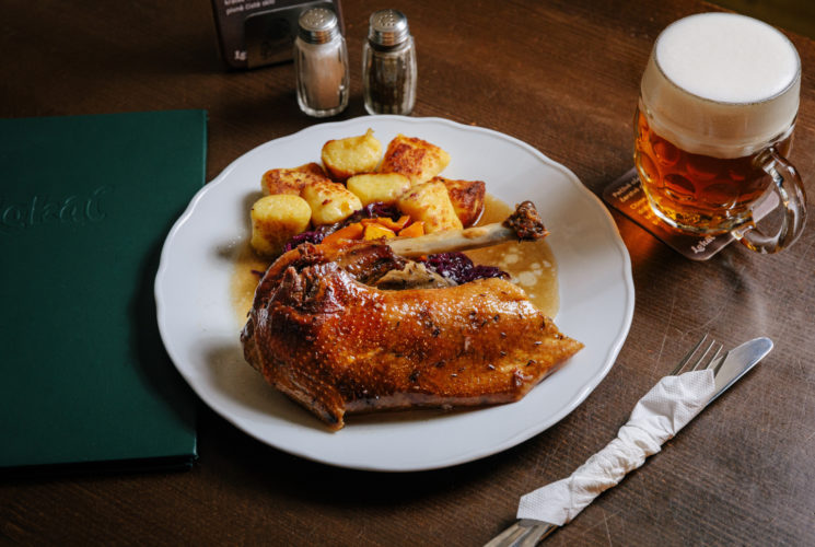 S příchodem listopadu se do restaurací Lokál vrací tradiční svatomartinská husa
