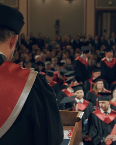 Nečekejte na povýšení. Připravte se na něj. Reálné příběhy našich absolventů!