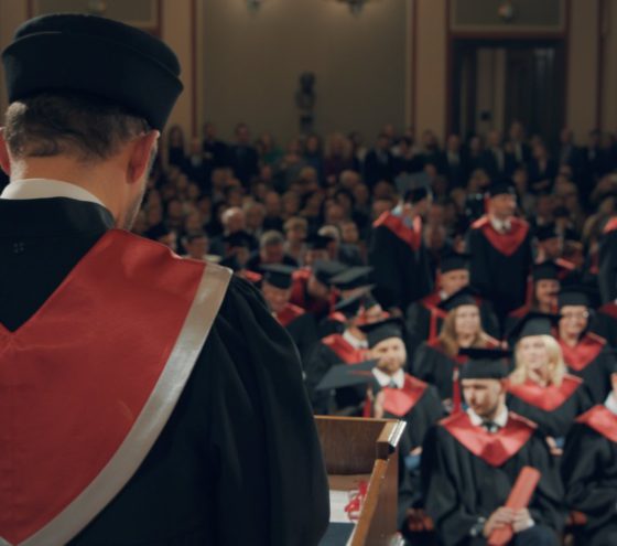 Nečekejte na povýšení. Připravte se na něj. Reálné příběhy našich absolventů!