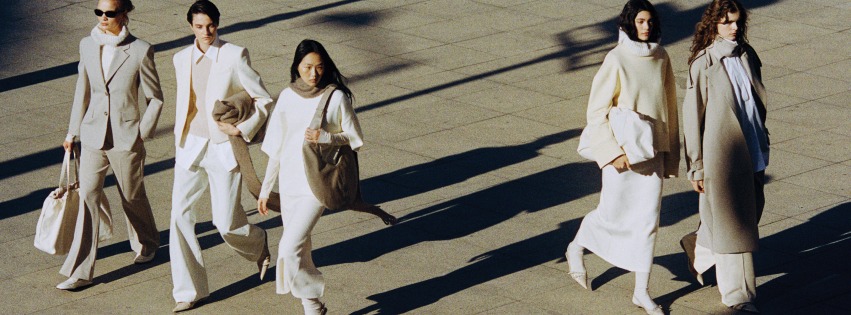 Hitem zimní sezóny jsou scarf coats