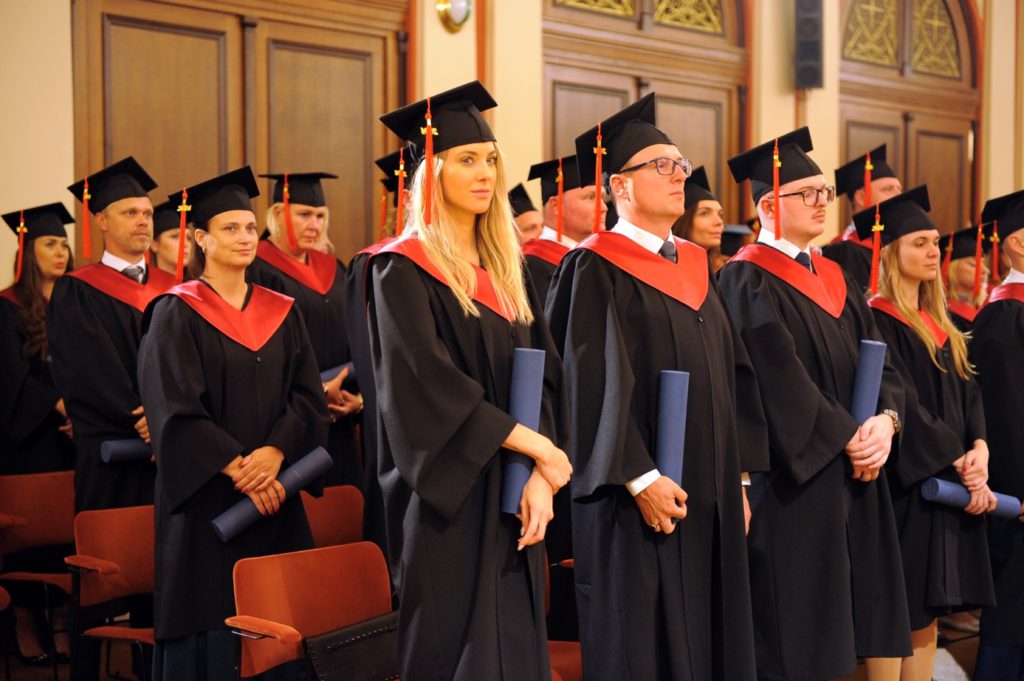 Nečekejte na povýšení. Připravte se na něj. Reálné příběhy našich absolventů!