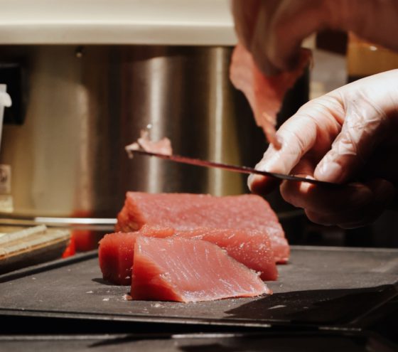 Pražská restaurace PRU58 zve na porcování tuňáka