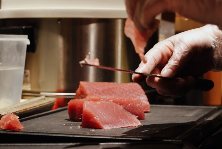 Pražská restaurace PRU58 zve na porcování tuňáka