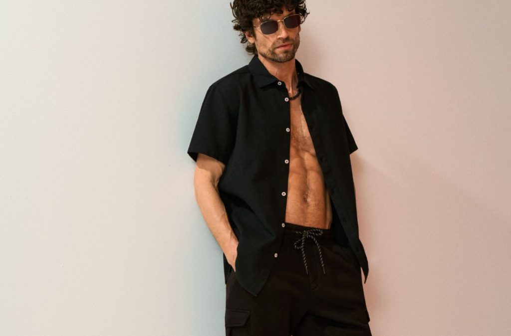 Pánské kraťasy a košile – vyladěné outfity pro teplé dny