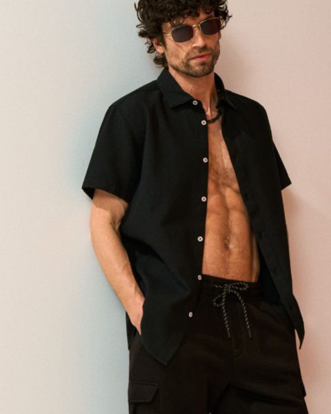 Pánské kraťasy a košile – vyladěné outfity pro teplé dny