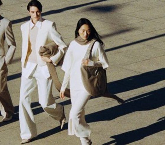 Hitem zimní sezóny jsou scarf coats