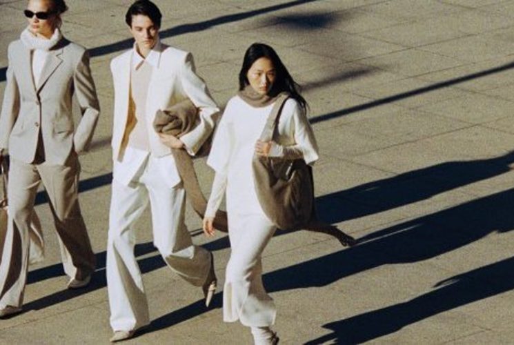 Hitem zimní sezóny jsou scarf coats