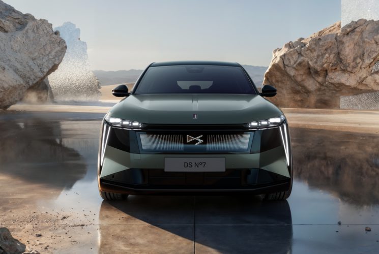 DS N°7: Francouzská elegance vstupuje do nové éry. Prémiové SUV bylo oficiálně odhaleno