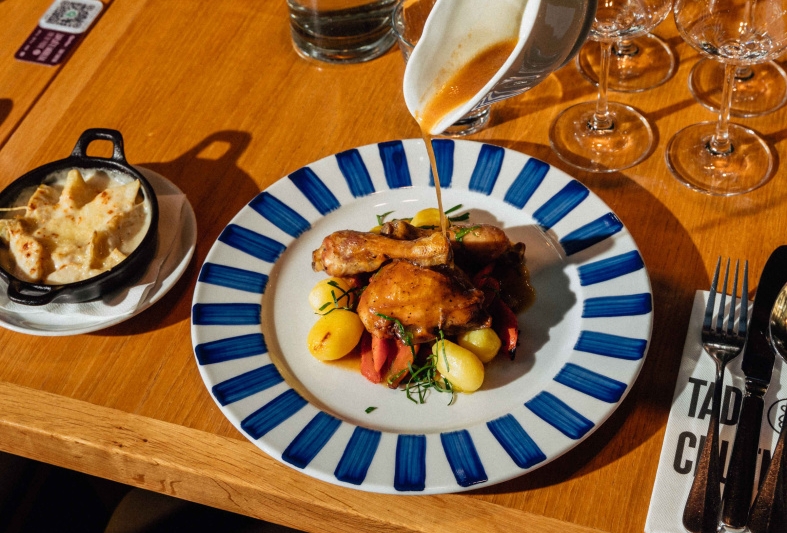 Šéfkuchař David Kalina vrací na pražské talíře chutě historie v Tady chutná