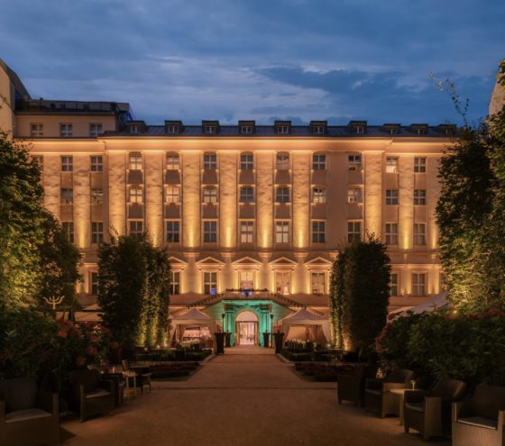 Ikonická zahrada hotelu The Grand Mark Prague se znovu otevře veřejnosti