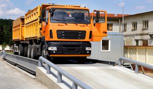 An orange truck with grain is weighed on the scales in the grain storage area Truck scales SSUCv3H4sIAAAAAAAEAH1Ry2rDMBC8F/oPRmcbZOTGds+l0FM/IPSgx8bZWLGKJKeE4H+vZNmgQ+lNM7M72tl9PD8VBRHcoSSvxSOigFHr2XnLPZop0LTceFDojUWuIxm5ZVWI89zPDly02CjJPQyhNpFb//7PMeFiF1YxdASJvBujCj6p4s3iNJIyq3Cz2CvITi/lP16f4gLSu79MPpzRYcTMKD2+9qx8gEne10RZUgsaeEp6TKVk/PFgr3n2GyowGeazQpOt4WYk17GBZc7fFiVOQ9Zm/BlsvtJwE3PNiMn4dRKSAhIVAkVYs7rt+o61bcMOtKcNJfudjBxR5bOm050xSPae8aiiU18zIdmJVg0VomrkS111jLIKBNQH1cNJCh42uPwCABXXIUcCAAA=
