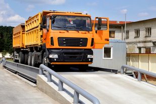An orange truck with grain is weighed on the scales in the grain storage area Truck scales SSUCv3H4sIAAAAAAAEAH1Ry2rDMBC8F/oPRmcbZOTGds+l0FM/IPSgx8bZWLGKJKeE4H+vZNmgQ+lNM7M72tl9PD8VBRHcoSSvxSOigFHr2XnLPZop0LTceFDojUWuIxm5ZVWI89zPDly02CjJPQyhNpFb//7PMeFiF1YxdASJvBujCj6p4s3iNJIyq3Cz2CvITi/lP16f4gLSu79MPpzRYcTMKD2+9qx8gEne10RZUgsaeEp6TKVk/PFgr3n2GyowGeazQpOt4WYk17GBZc7fFiVOQ9Zm/BlsvtJwE3PNiMn4dRKSAhIVAkVYs7rt+o61bcMOtKcNJfudjBxR5bOm050xSPae8aiiU18zIdmJVg0VomrkS111jLIKBNQH1cNJCh42uPwCABXXIUcCAAA=
