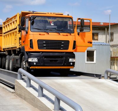 An orange truck with grain is weighed on the scales in the grain storage area Truck scales SSUCv3H4sIAAAAAAAEAH1Ry2rDMBC8F/oPRmcbZOTGds+l0FM/IPSgx8bZWLGKJKeE4H+vZNmgQ+lNM7M72tl9PD8VBRHcoSSvxSOigFHr2XnLPZop0LTceFDojUWuIxm5ZVWI89zPDly02CjJPQyhNpFb//7PMeFiF1YxdASJvBujCj6p4s3iNJIyq3Cz2CvITi/lP16f4gLSu79MPpzRYcTMKD2+9qx8gEne10RZUgsaeEp6TKVk/PFgr3n2GyowGeazQpOt4WYk17GBZc7fFiVOQ9Zm/BlsvtJwE3PNiMn4dRKSAhIVAkVYs7rt+o61bcMOtKcNJfudjBxR5bOm050xSPae8aiiU18zIdmJVg0VomrkS111jLIKBNQH1cNJCh42uPwCABXXIUcCAAA=
