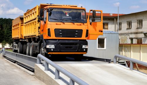 An orange truck with grain is weighed on the scales in the grain storage area Truck scales SSUCv3H4sIAAAAAAAEAH1Ry2rDMBC8F/oPRmcbZOTGds+l0FM/IPSgx8bZWLGKJKeE4H+vZNmgQ+lNM7M72tl9PD8VBRHcoSSvxSOigFHr2XnLPZop0LTceFDojUWuIxm5ZVWI89zPDly02CjJPQyhNpFb//7PMeFiF1YxdASJvBujCj6p4s3iNJIyq3Cz2CvITi/lP16f4gLSu79MPpzRYcTMKD2+9qx8gEne10RZUgsaeEp6TKVk/PFgr3n2GyowGeazQpOt4WYk17GBZc7fFiVOQ9Zm/BlsvtJwE3PNiMn4dRKSAhIVAkVYs7rt+o61bcMOtKcNJfudjBxR5bOm050xSPae8aiiU18zIdmJVg0VomrkS111jLIKBNQH1cNJCh42uPwCABXXIUcCAAA=