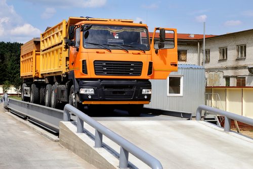 An orange truck with grain is weighed on the scales in the grain storage area Truck scales SSUCv3H4sIAAAAAAAEAH1Ry2rDMBC8F/oPRmcbZOTGds+l0FM/IPSgx8bZWLGKJKeE4H+vZNmgQ+lNM7M72tl9PD8VBRHcoSSvxSOigFHr2XnLPZop0LTceFDojUWuIxm5ZVWI89zPDly02CjJPQyhNpFb//7PMeFiF1YxdASJvBujCj6p4s3iNJIyq3Cz2CvITi/lP16f4gLSu79MPpzRYcTMKD2+9qx8gEne10RZUgsaeEp6TKVk/PFgr3n2GyowGeazQpOt4WYk17GBZc7fFiVOQ9Zm/BlsvtJwE3PNiMn4dRKSAhIVAkVYs7rt+o61bcMOtKcNJfudjBxR5bOm050xSPae8aiiU18zIdmJVg0VomrkS111jLIKBNQH1cNJCh42uPwCABXXIUcCAAA=