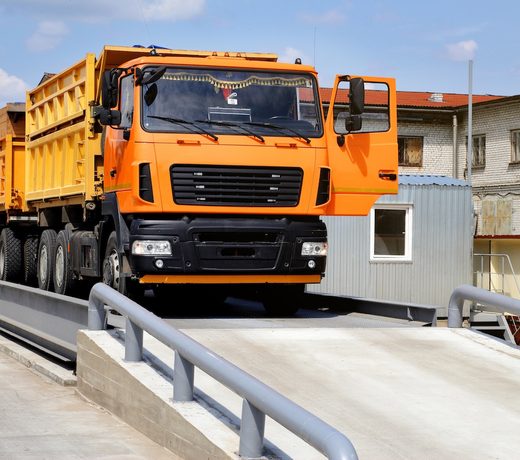 An orange truck with grain is weighed on the scales in the grain storage area Truck scales SSUCv3H4sIAAAAAAAEAH1Ry2rDMBC8F/oPRmcbZOTGds+l0FM/IPSgx8bZWLGKJKeE4H+vZNmgQ+lNM7M72tl9PD8VBRHcoSSvxSOigFHr2XnLPZop0LTceFDojUWuIxm5ZVWI89zPDly02CjJPQyhNpFb//7PMeFiF1YxdASJvBujCj6p4s3iNJIyq3Cz2CvITi/lP16f4gLSu79MPpzRYcTMKD2+9qx8gEne10RZUgsaeEp6TKVk/PFgr3n2GyowGeazQpOt4WYk17GBZc7fFiVOQ9Zm/BlsvtJwE3PNiMn4dRKSAhIVAkVYs7rt+o61bcMOtKcNJfudjBxR5bOm050xSPae8aiiU18zIdmJVg0VomrkS111jLIKBNQH1cNJCh42uPwCABXXIUcCAAA=